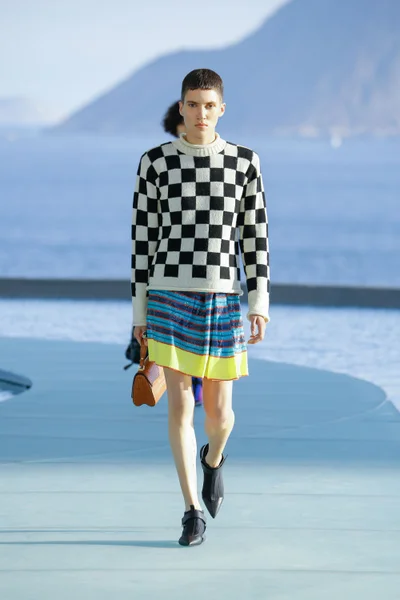 Look 18